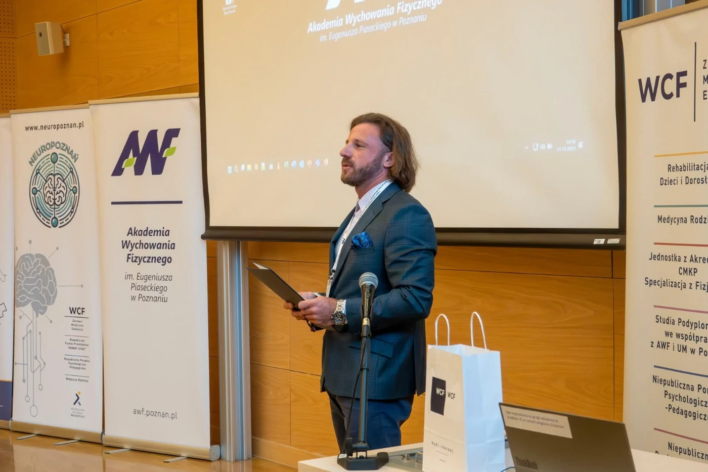 Mateusz Romanowski podczas wystąpienia