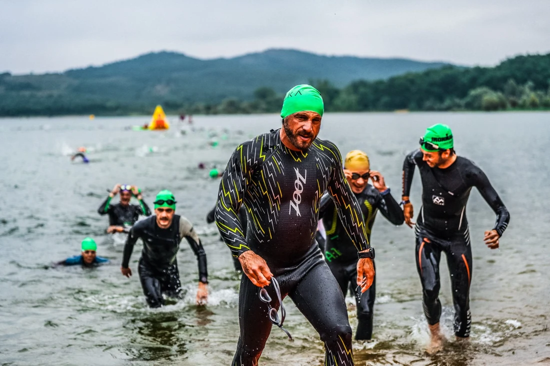 Zawodnicy triathlonu wychodzący z wody