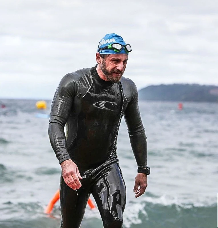 Mateusz Romanowski po części pływackiej triathlonu