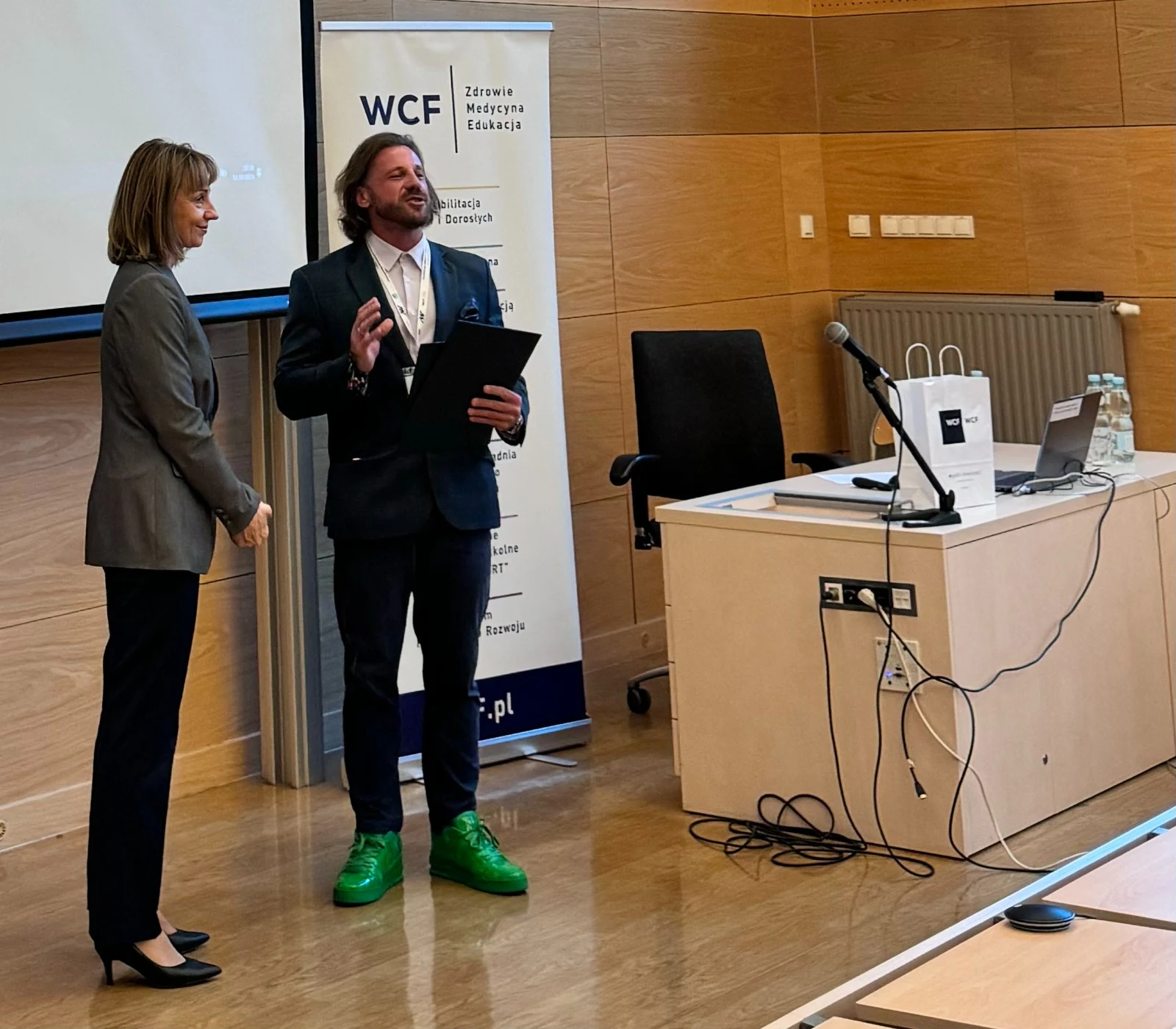 Mateusz Romanowski podczas wystąpienia przy mównicy WCF